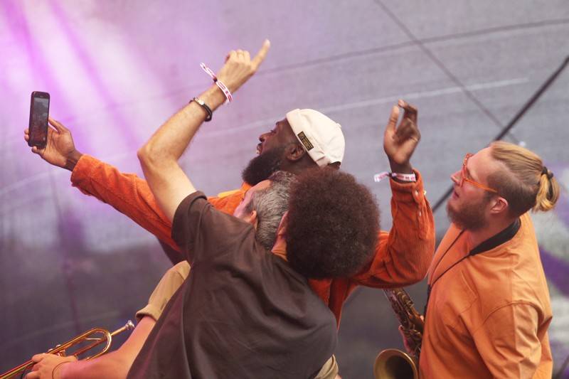 Groove Brno slaví dospělost. Gratulovali mu hvězdný kytarista Cory Wong, The Stylists či klavírista NIJI