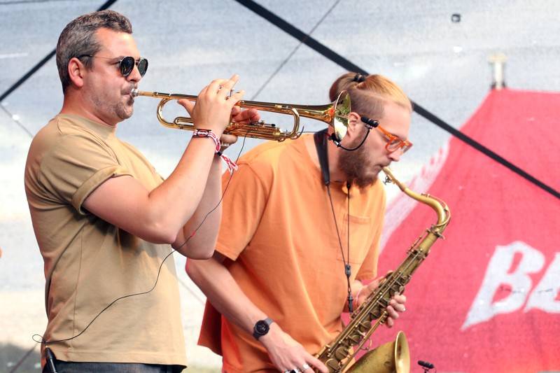 Groove Brno slaví dospělost. Gratulovali mu hvězdný kytarista Cory Wong, The Stylists či klavírista NIJI