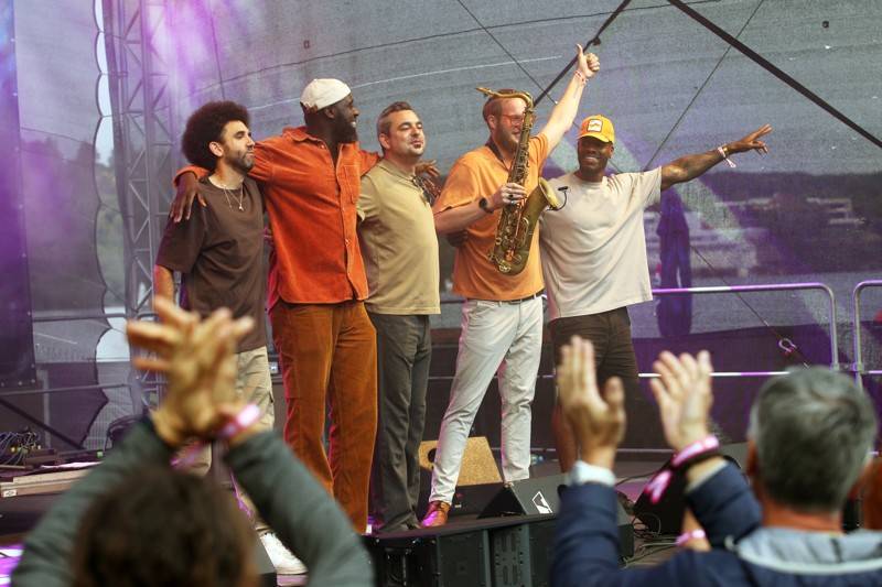 Groove Brno slaví dospělost. Gratulovali mu hvězdný kytarista Cory Wong, The Stylists či klavírista NIJI