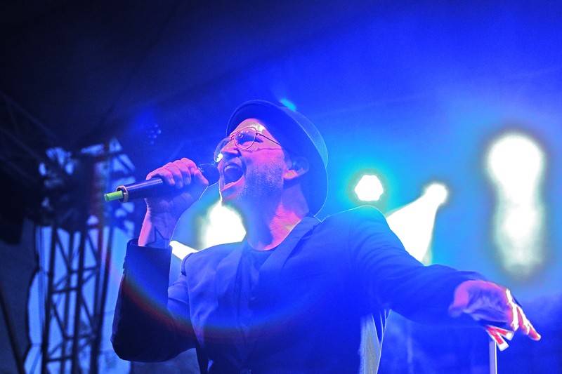 Groove Brno slaví dospělost. Gratulovali mu hvězdný kytarista Cory Wong, The Stylists či klavírista NIJI