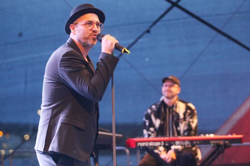 Groove Brno slaví dospělost. Gratulovali mu hvězdný kytarista Cory Wong, The Stylists či klavírista NIJI