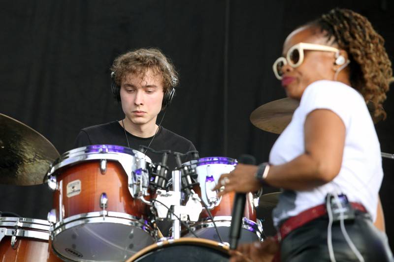 Groove Brno slaví dospělost. Gratulovali mu hvězdný kytarista Cory Wong, The Stylists či klavírista NIJI