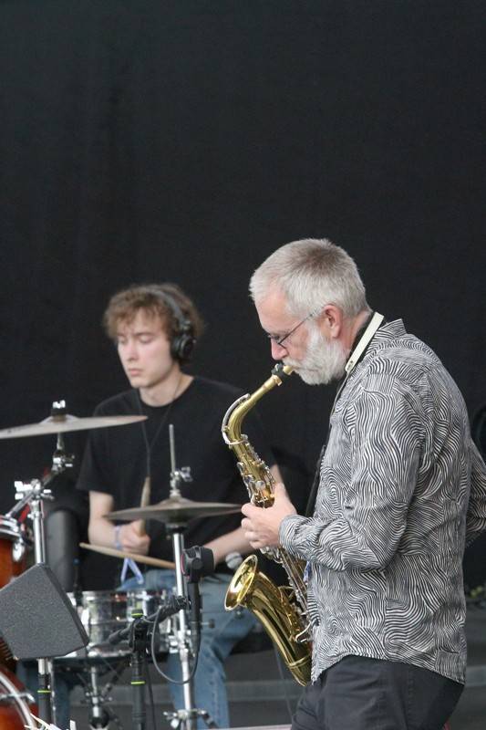 Groove Brno slaví dospělost. Gratulovali mu hvězdný kytarista Cory Wong, The Stylists či klavírista NIJI