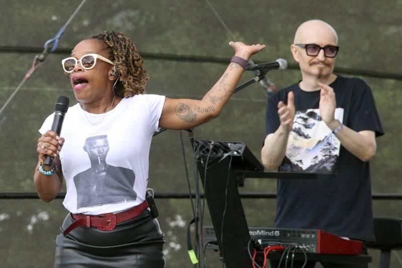 Groove Brno slaví dospělost. Gratulovali mu hvězdný kytarista Cory Wong, The Stylists či klavírista NIJI