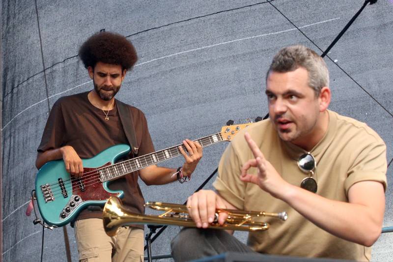 Groove Brno slaví dospělost. Gratulovali mu hvězdný kytarista Cory Wong, The Stylists či klavírista NIJI