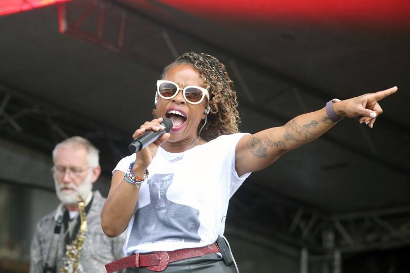 Groove Brno slaví dospělost. Gratulovali mu hvězdný kytarista Cory Wong, The Stylists či klavírista NIJI