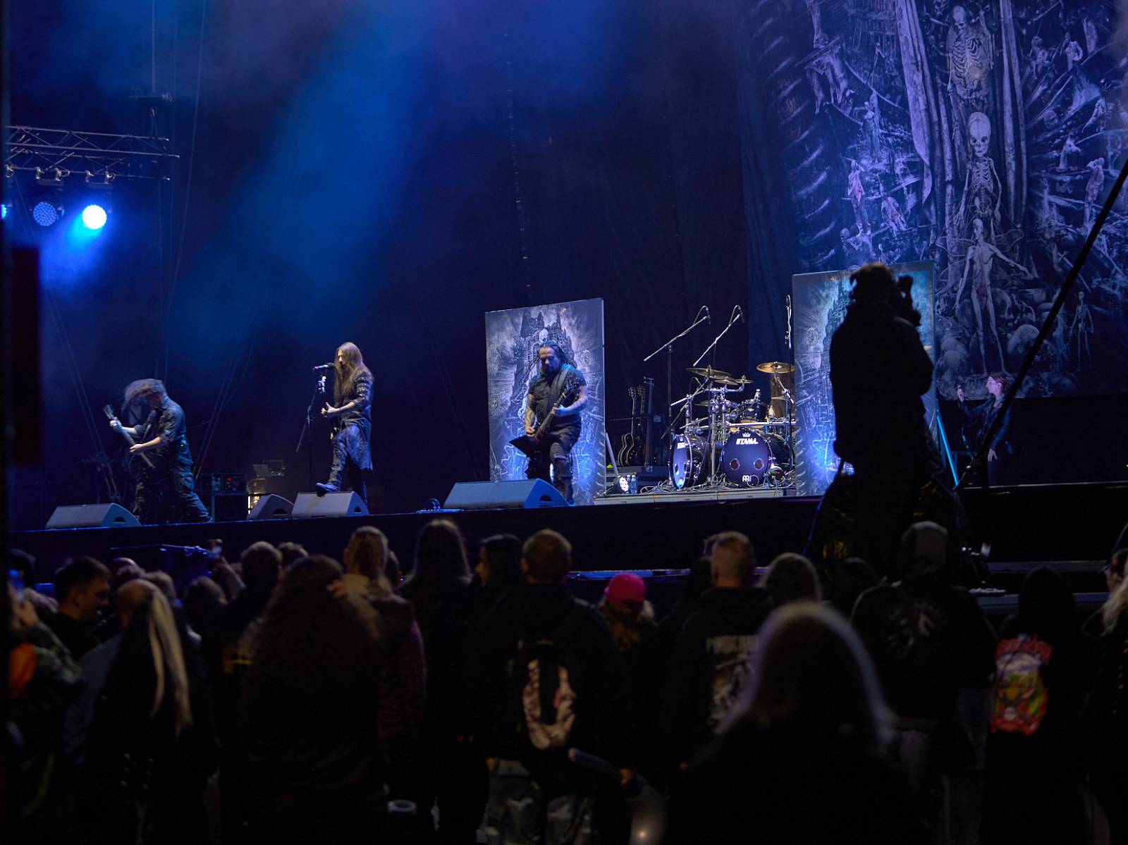 Masters of Rock, den druhý: Extravagantní show Tilla Lindemanna, řízný set Kanonenfieber a powermetalová smršť Illumishade