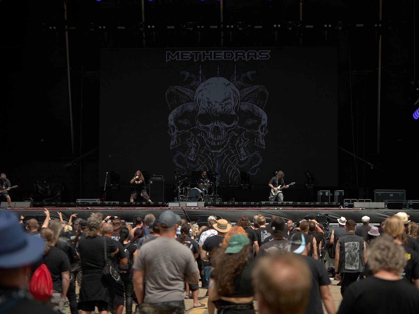 Masters of Rock, den druhý: Extravagantní show Tilla Lindemanna, řízný set Kanonenfieber a powermetalová smršť Illumishade