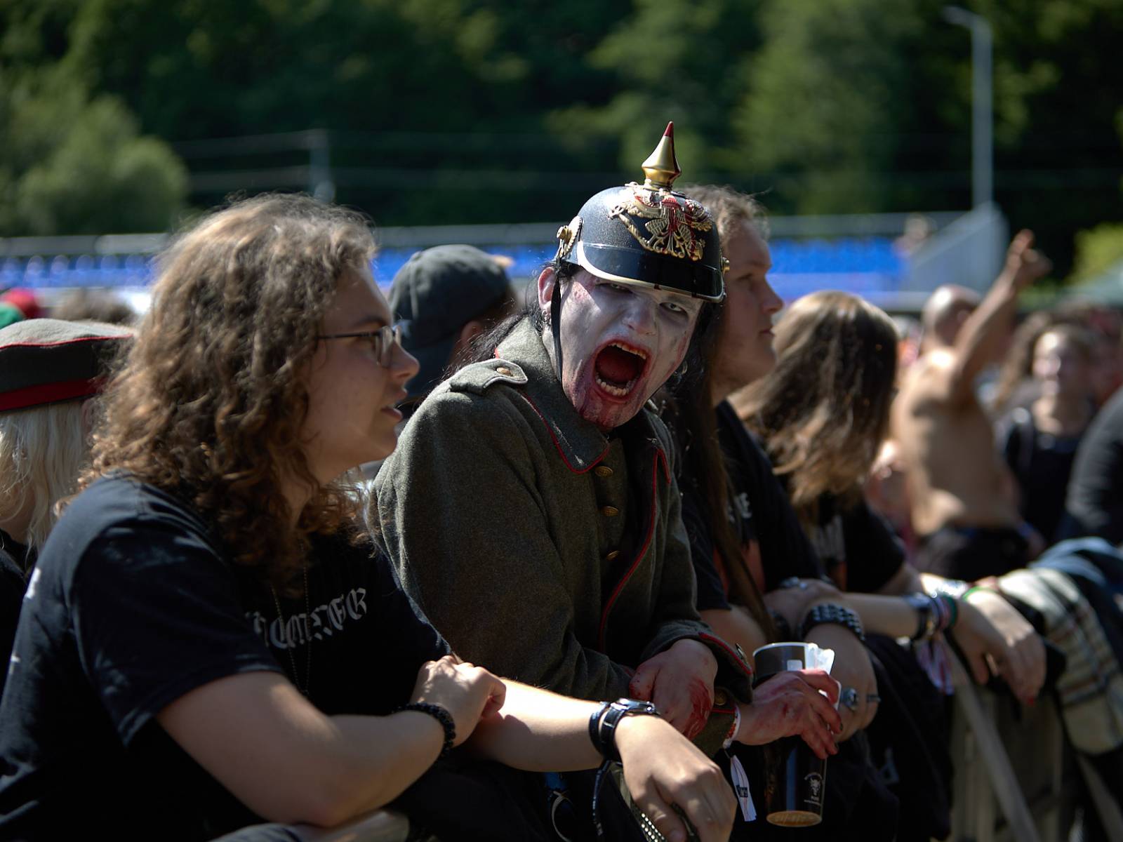 Masters of Rock, den druhý: Extravagantní show Tilla Lindemanna, řízný set Kanonenfieber a powermetalová smršť Illumishade