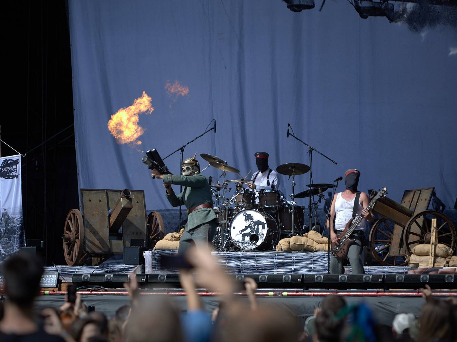 Masters of Rock, den druhý: Extravagantní show Tilla Lindemanna, řízný set Kanonenfieber a powermetalová smršť Illumishade