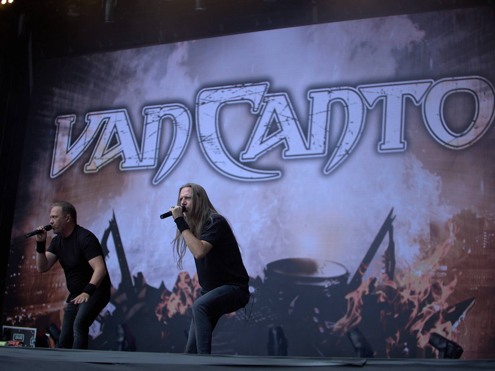 Masters of Rock, den druhý: Extravagantní show Tilla Lindemanna, řízný set Kanonenfieber a powermetalová smršť Illumishade