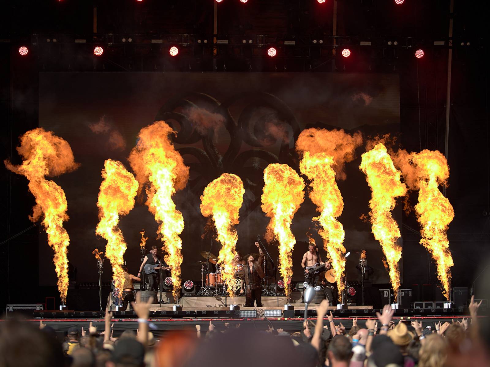 Masters of Rock, den druhý: Extravagantní show Tilla Lindemanna, řízný set Kanonenfieber a powermetalová smršť Illumishade
