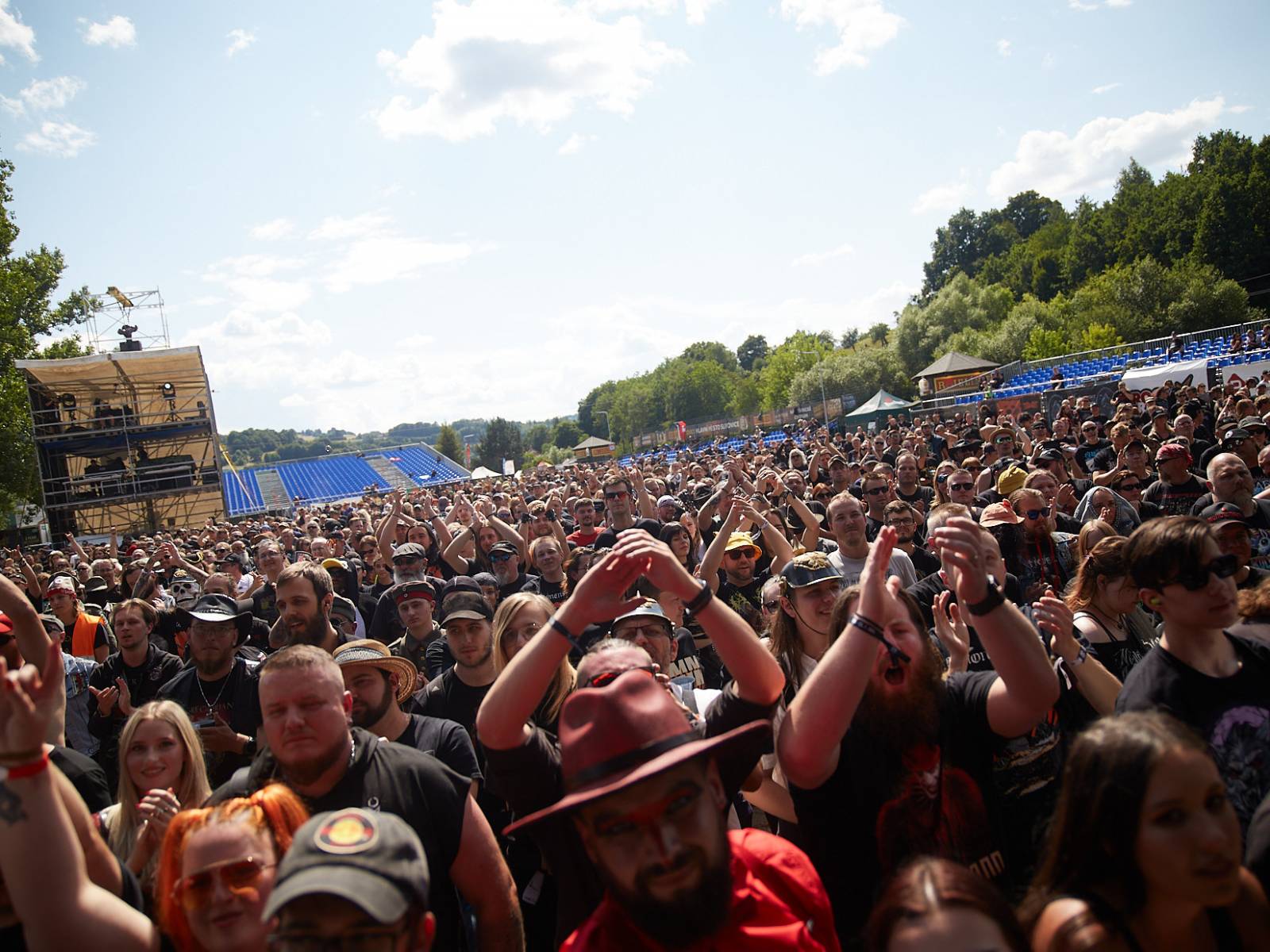 Masters of Rock, den druhý: Extravagantní show Tilla Lindemanna, řízný set Kanonenfieber a powermetalová smršť Illumishade