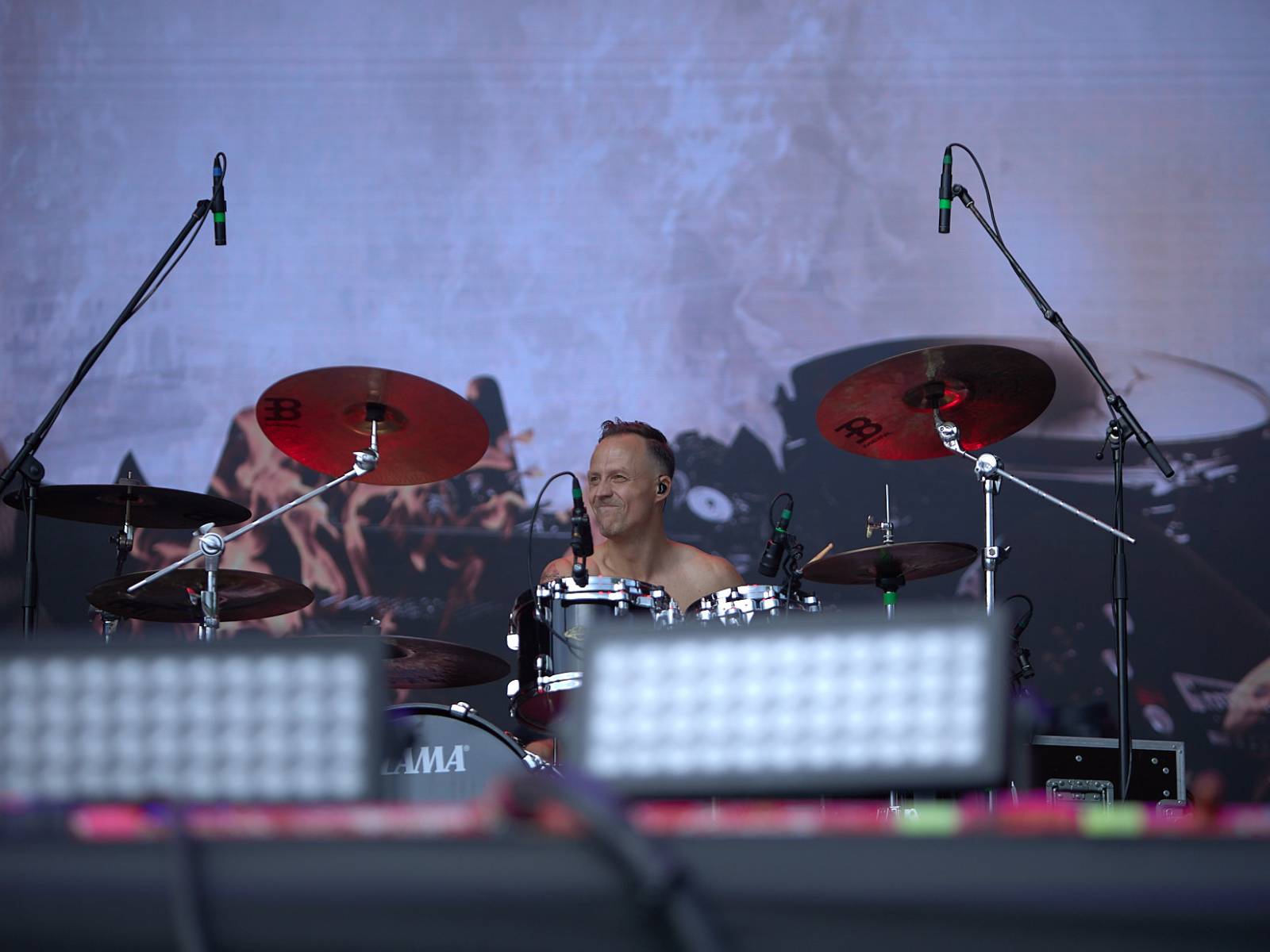 Masters of Rock, den druhý: Extravagantní show Tilla Lindemanna, řízný set Kanonenfieber a powermetalová smršť Illumishade