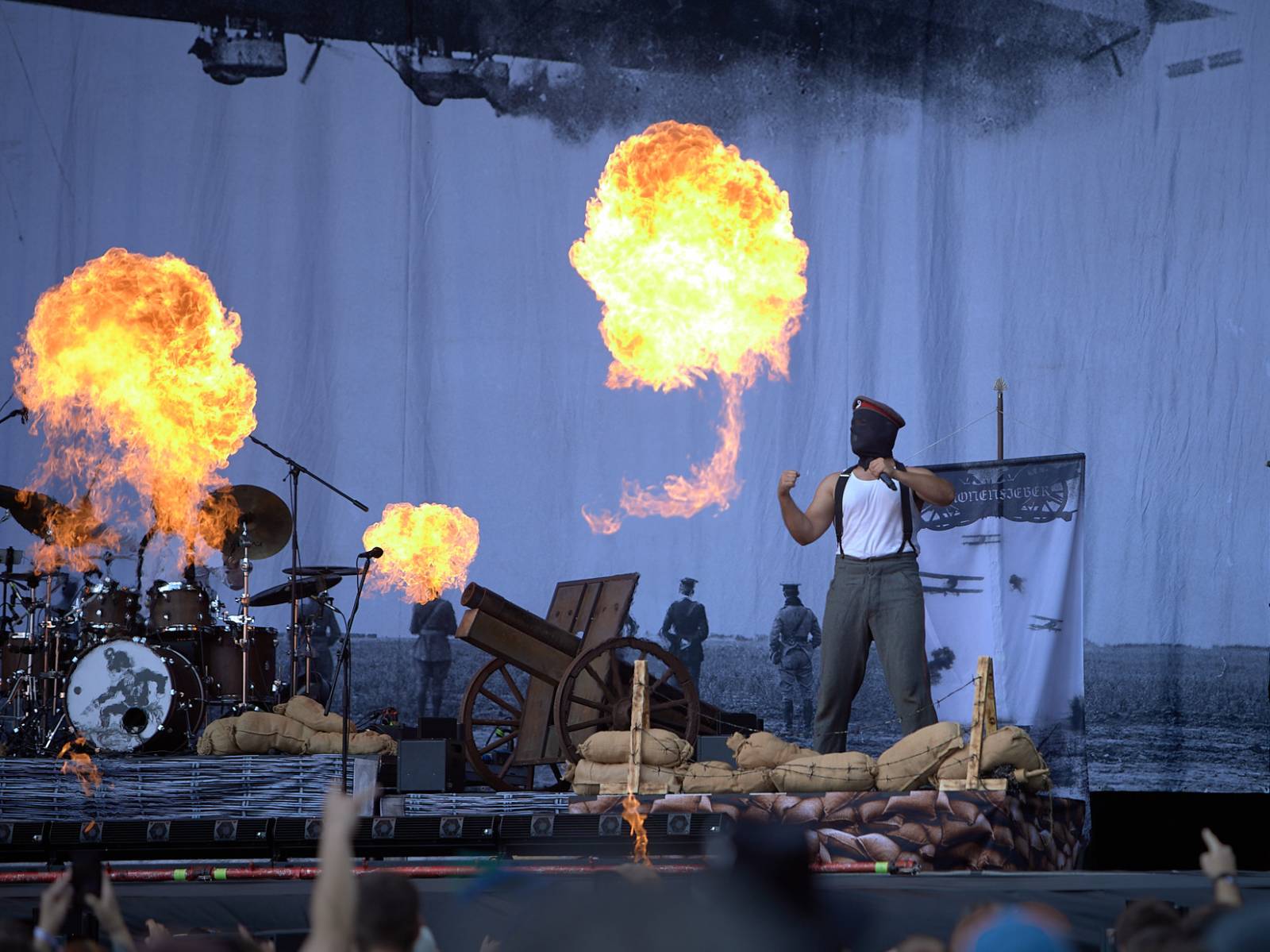Masters of Rock, den druhý: Extravagantní show Tilla Lindemanna, řízný set Kanonenfieber a powermetalová smršť Illumishade