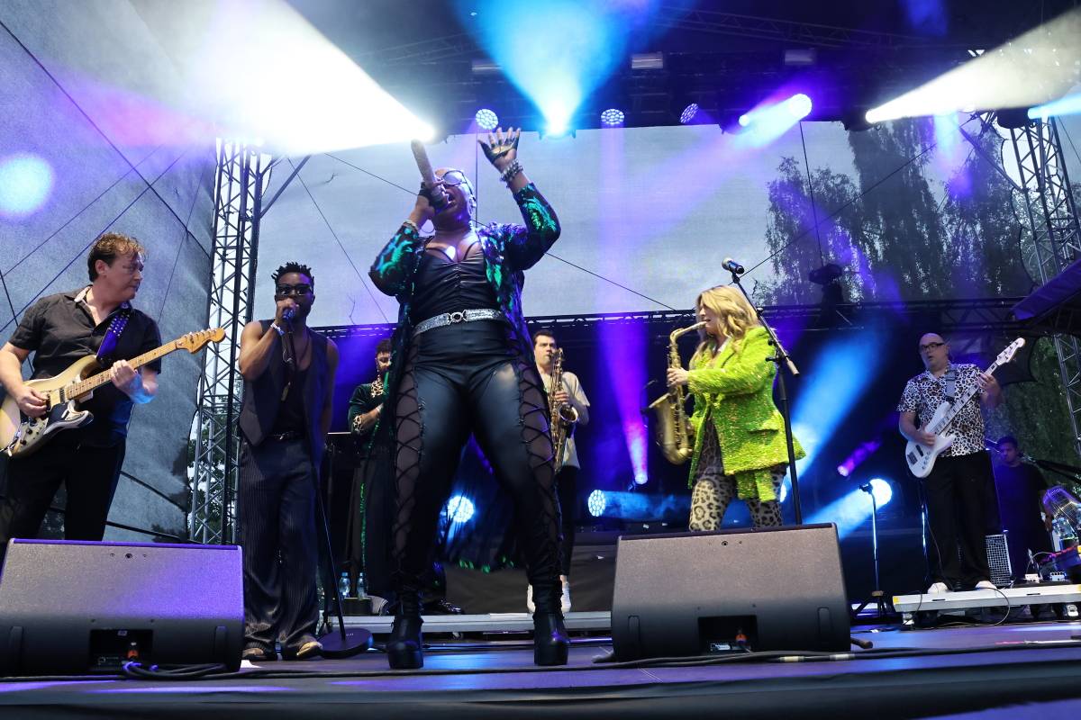 Festival Groove Brno pokračoval v rytmu skladeb Dirty Loops, Candy Dulfer a B-Side Bandu