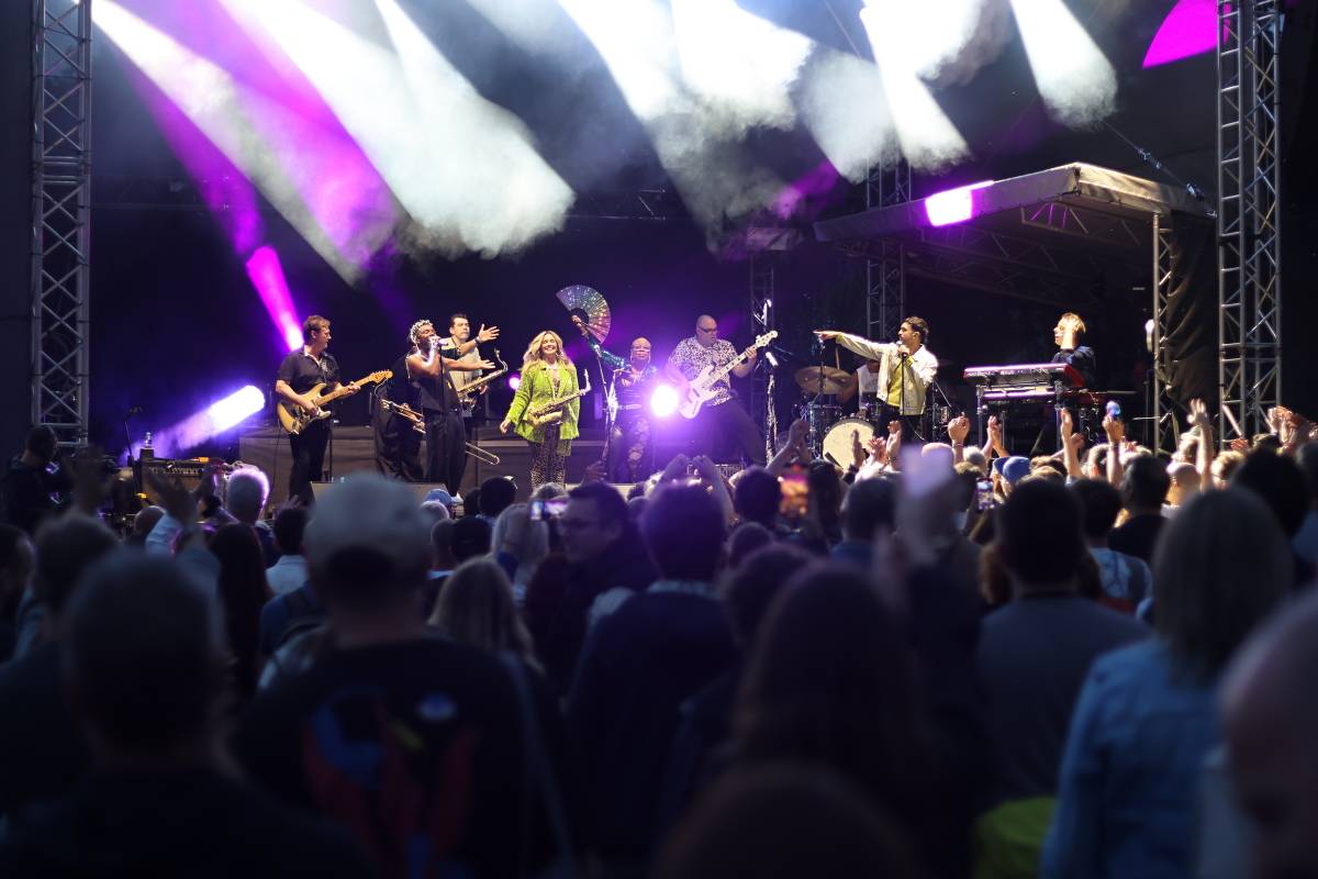 Festival Groove Brno pokračoval v rytmu skladeb Dirty Loops, Candy Dulfer a B-Side Bandu