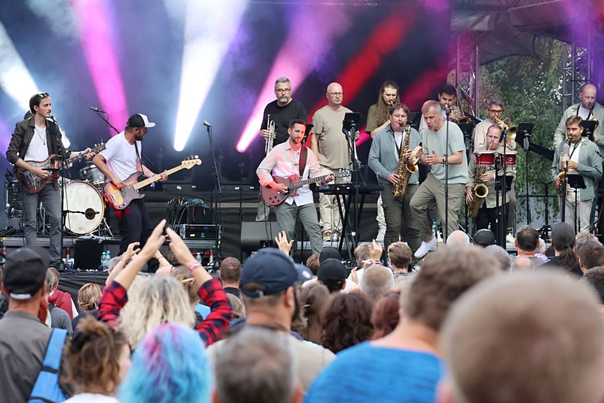 Festival Groove Brno pokračoval v rytmu skladeb Dirty Loops, Candy Dulfer a B-Side Bandu