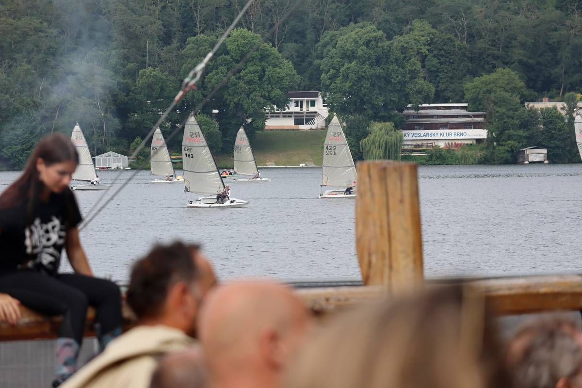 Festival Groove Brno pokračoval v rytmu skladeb Dirty Loops, Candy Dulfer a B-Side Bandu