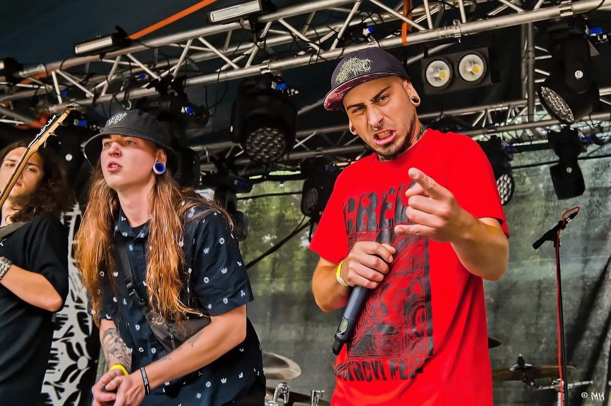 Druhému dni Destroy Festu nepřálo počasí. Metalové fanoušky bavili Sinner Self, Modern Age Dying nebo Pilsentura