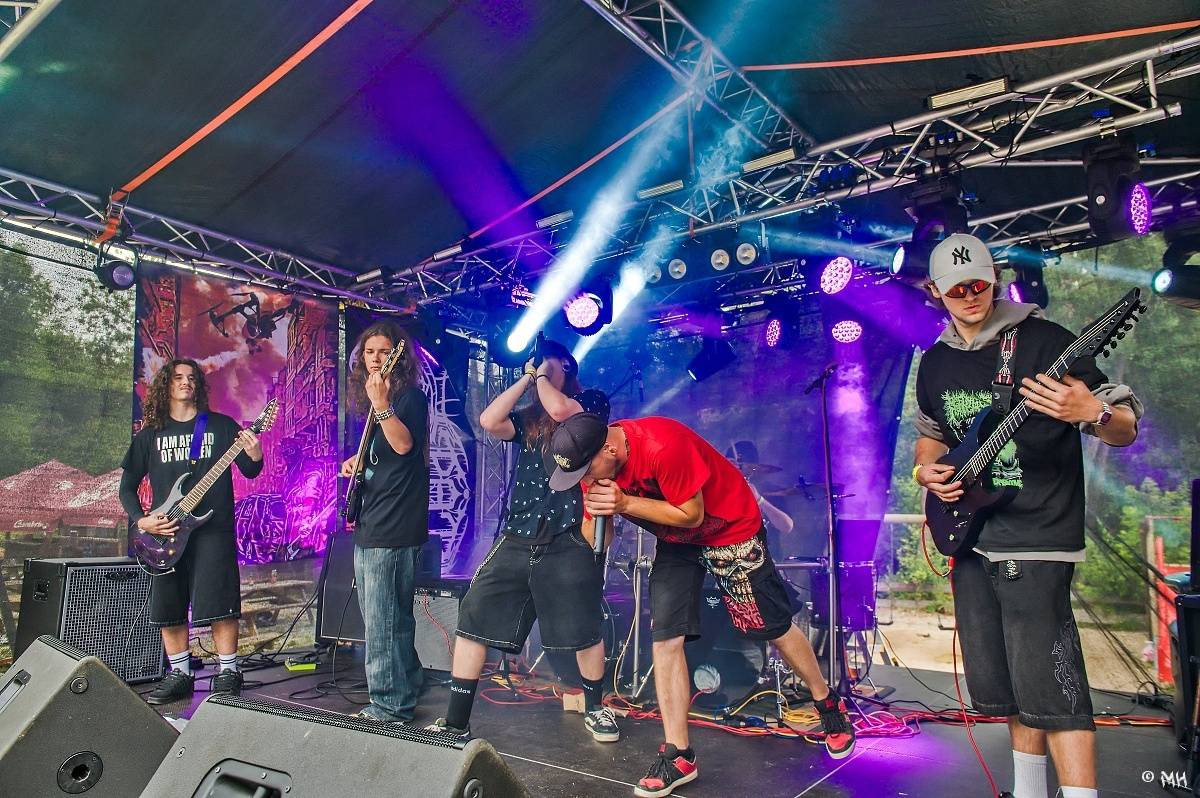 Druhému dni Destroy Festu nepřálo počasí. Metalové fanoušky bavili Sinner Self, Modern Age Dying nebo Pilsentura