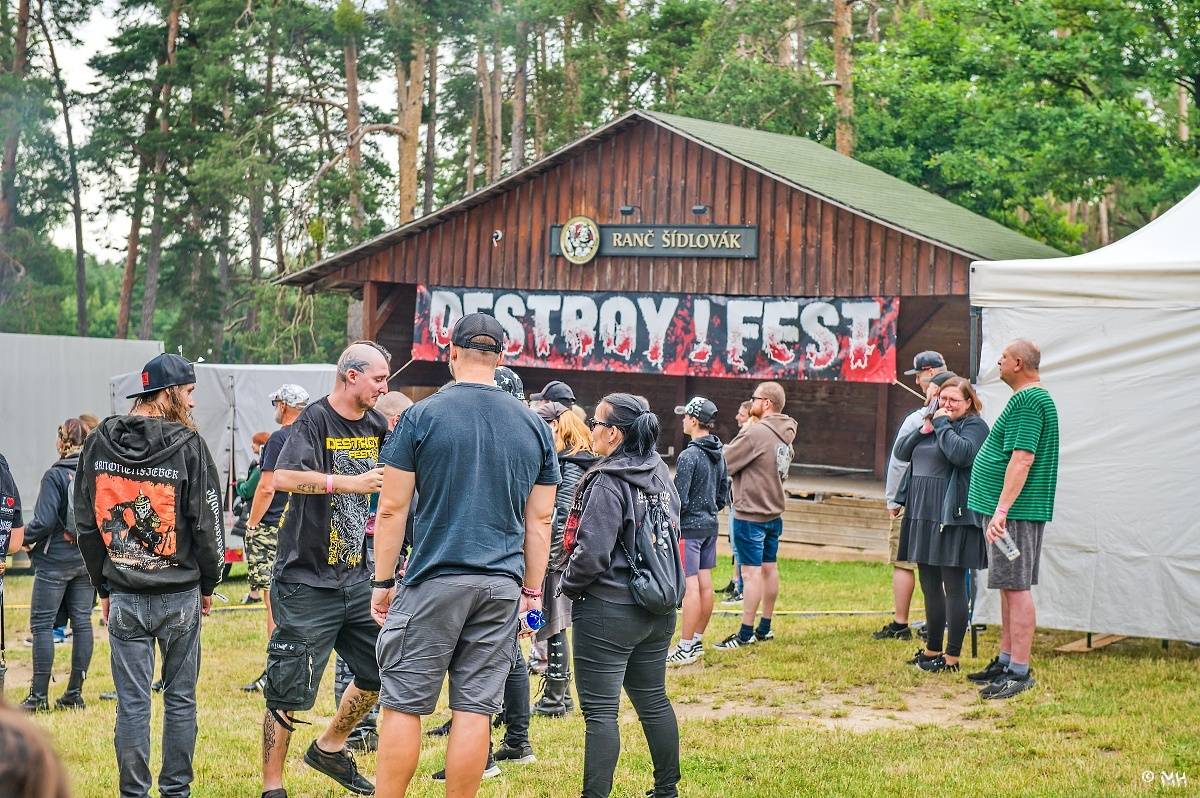 Druhému dni Destroy Festu nepřálo počasí. Metalové fanoušky bavili Sinner Self, Modern Age Dying nebo Pilsentura