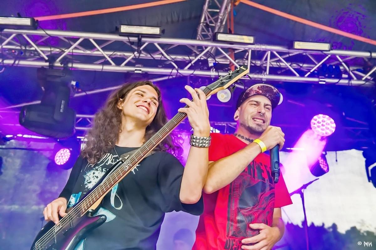 Druhému dni Destroy Festu nepřálo počasí. Metalové fanoušky bavili Sinner Self, Modern Age Dying nebo Pilsentura