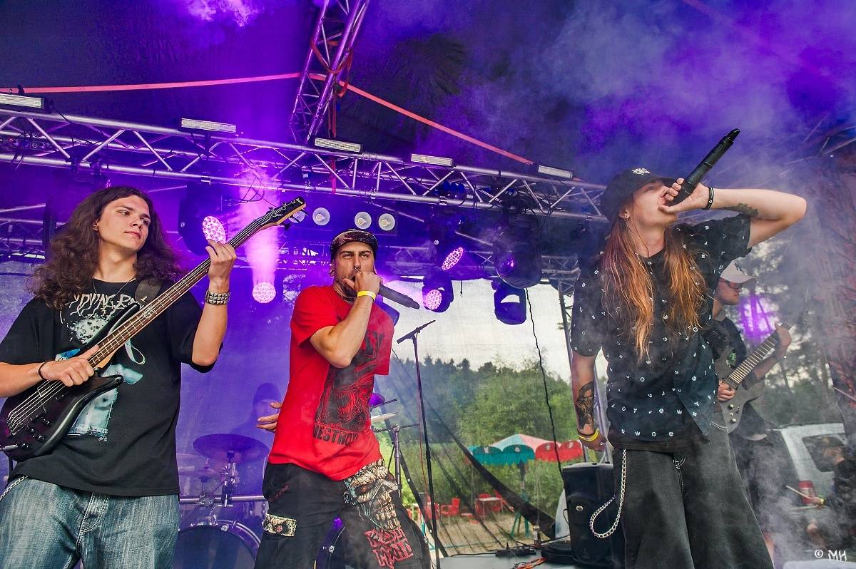 Druhému dni Destroy Festu nepřálo počasí. Metalové fanoušky bavili Sinner Self, Modern Age Dying nebo Pilsentura