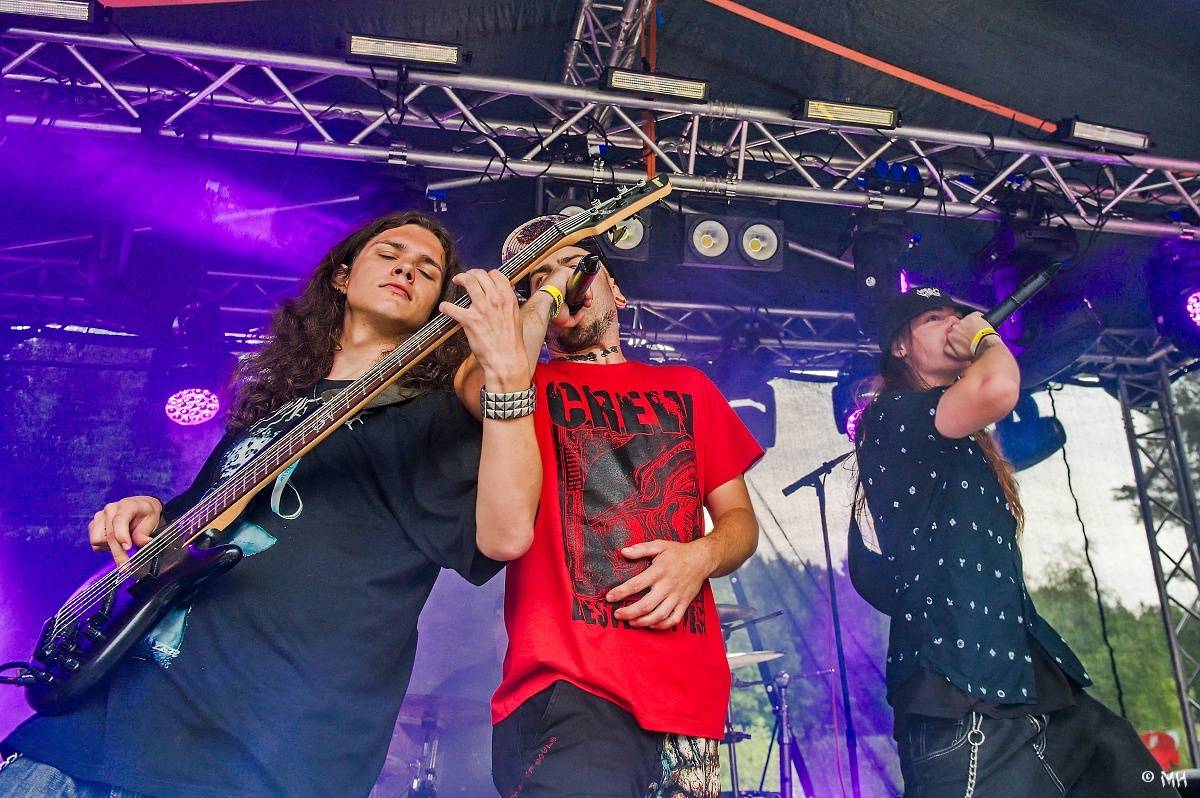 Druhému dni Destroy Festu nepřálo počasí. Metalové fanoušky bavili Sinner Self, Modern Age Dying nebo Pilsentura