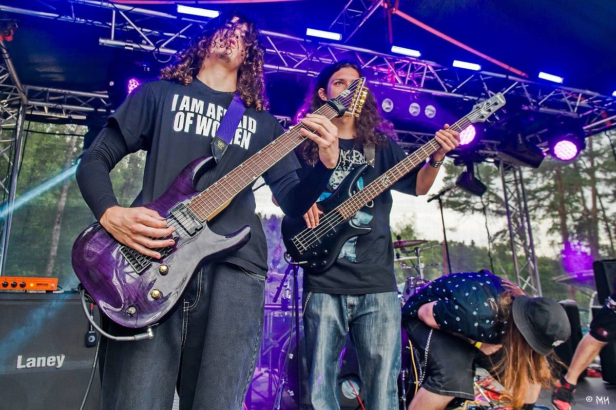 Druhému dni Destroy Festu nepřálo počasí. Metalové fanoušky bavili Sinner Self, Modern Age Dying nebo Pilsentura