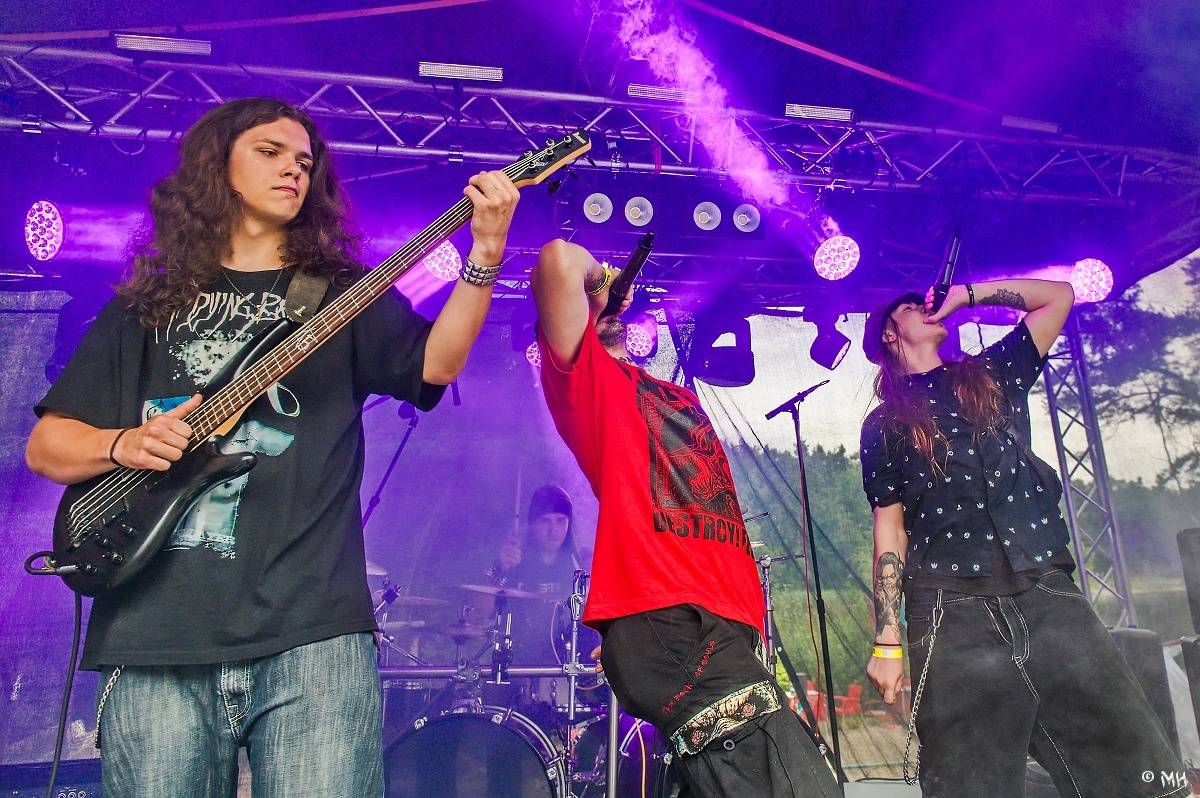 Druhému dni Destroy Festu nepřálo počasí. Metalové fanoušky bavili Sinner Self, Modern Age Dying nebo Pilsentura