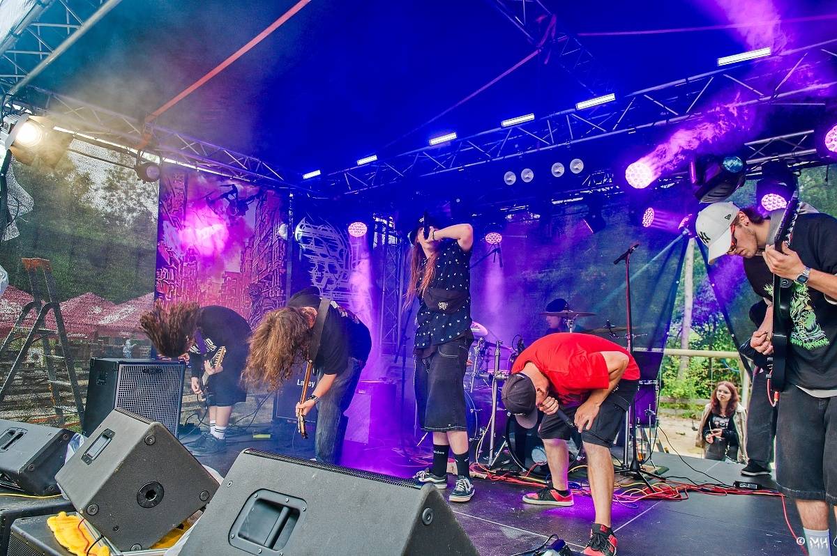 Druhému dni Destroy Festu nepřálo počasí. Metalové fanoušky bavili Sinner Self, Modern Age Dying nebo Pilsentura