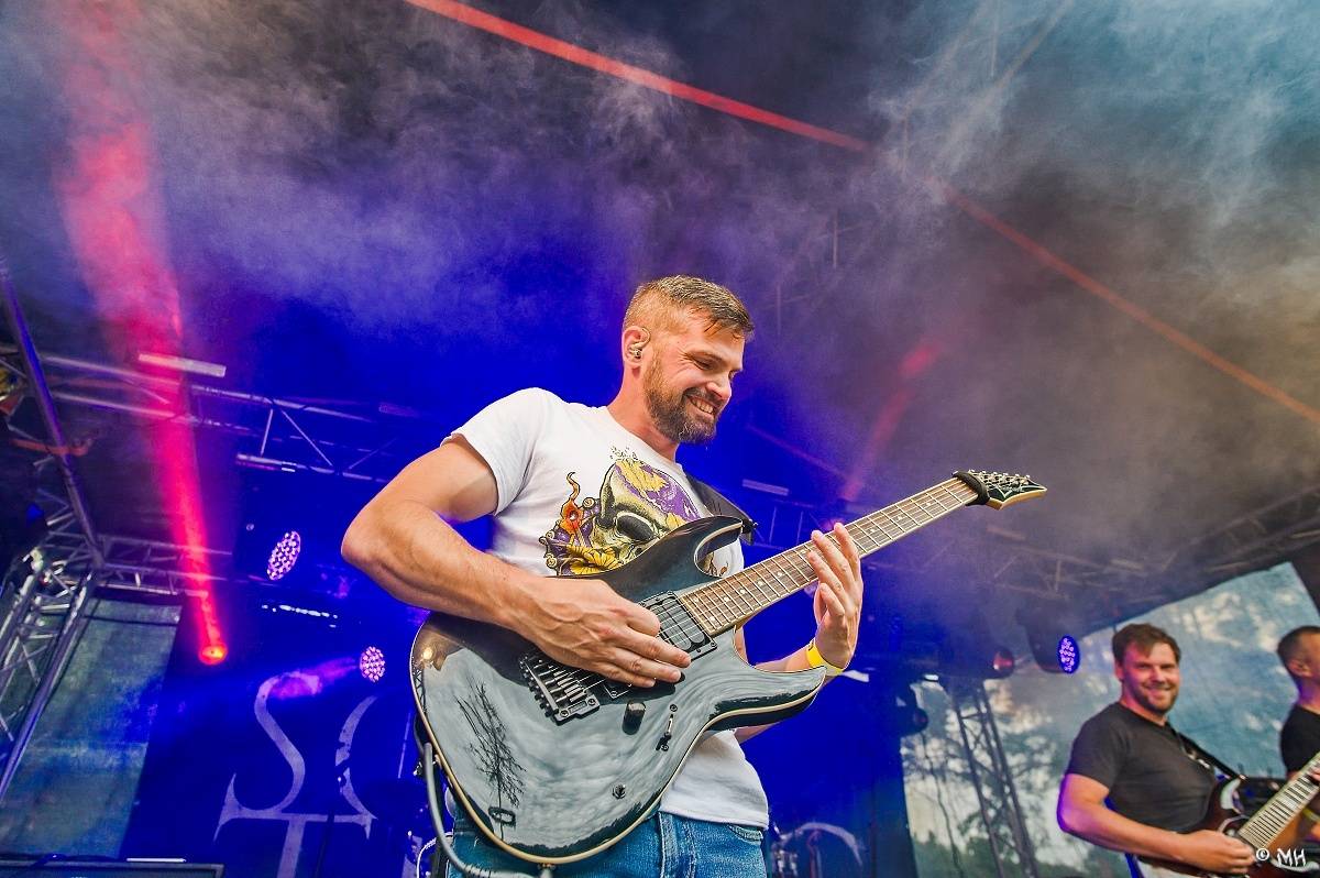 Druhému dni Destroy Festu nepřálo počasí. Metalové fanoušky bavili Sinner Self, Modern Age Dying nebo Pilsentura