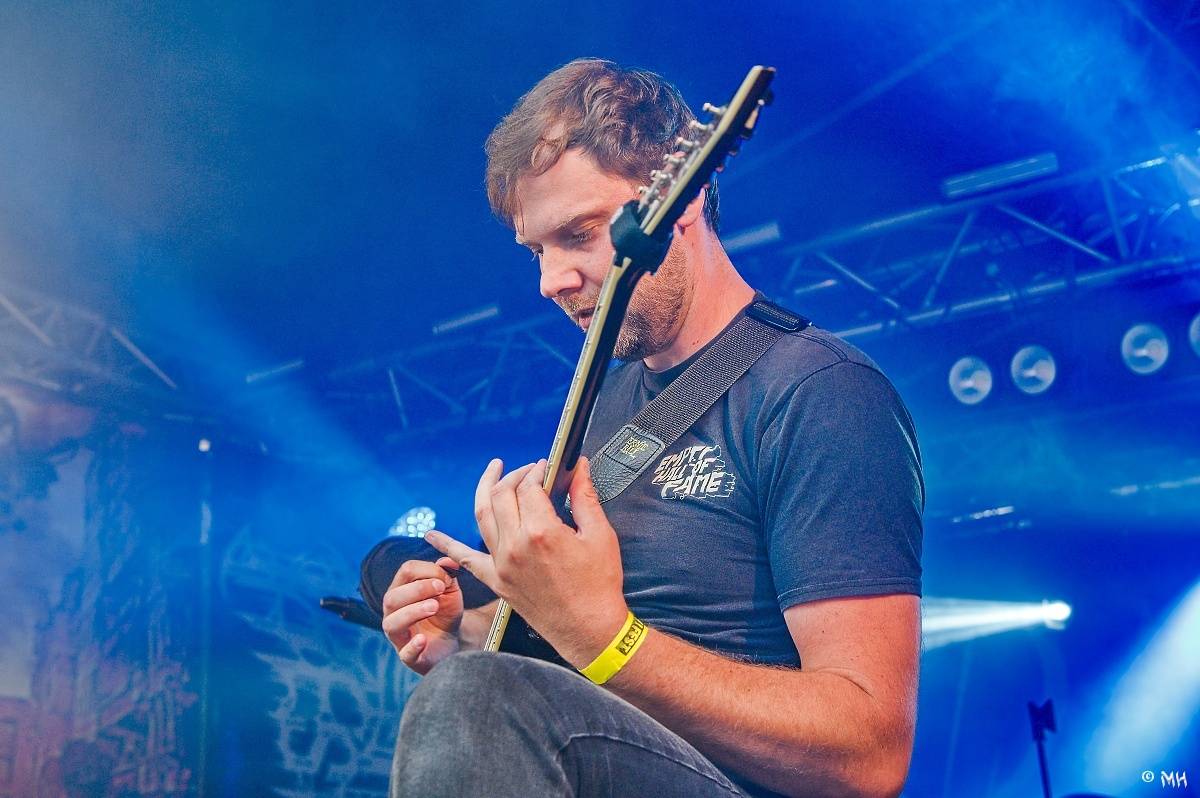 Druhému dni Destroy Festu nepřálo počasí. Metalové fanoušky bavili Sinner Self, Modern Age Dying nebo Pilsentura