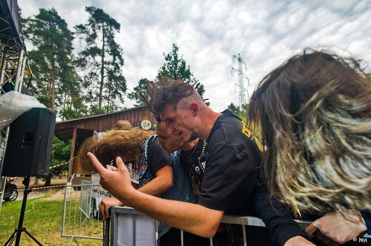 Druhému dni Destroy Festu nepřálo počasí. Metalové fanoušky bavili Sinner Self, Modern Age Dying nebo Pilsentura