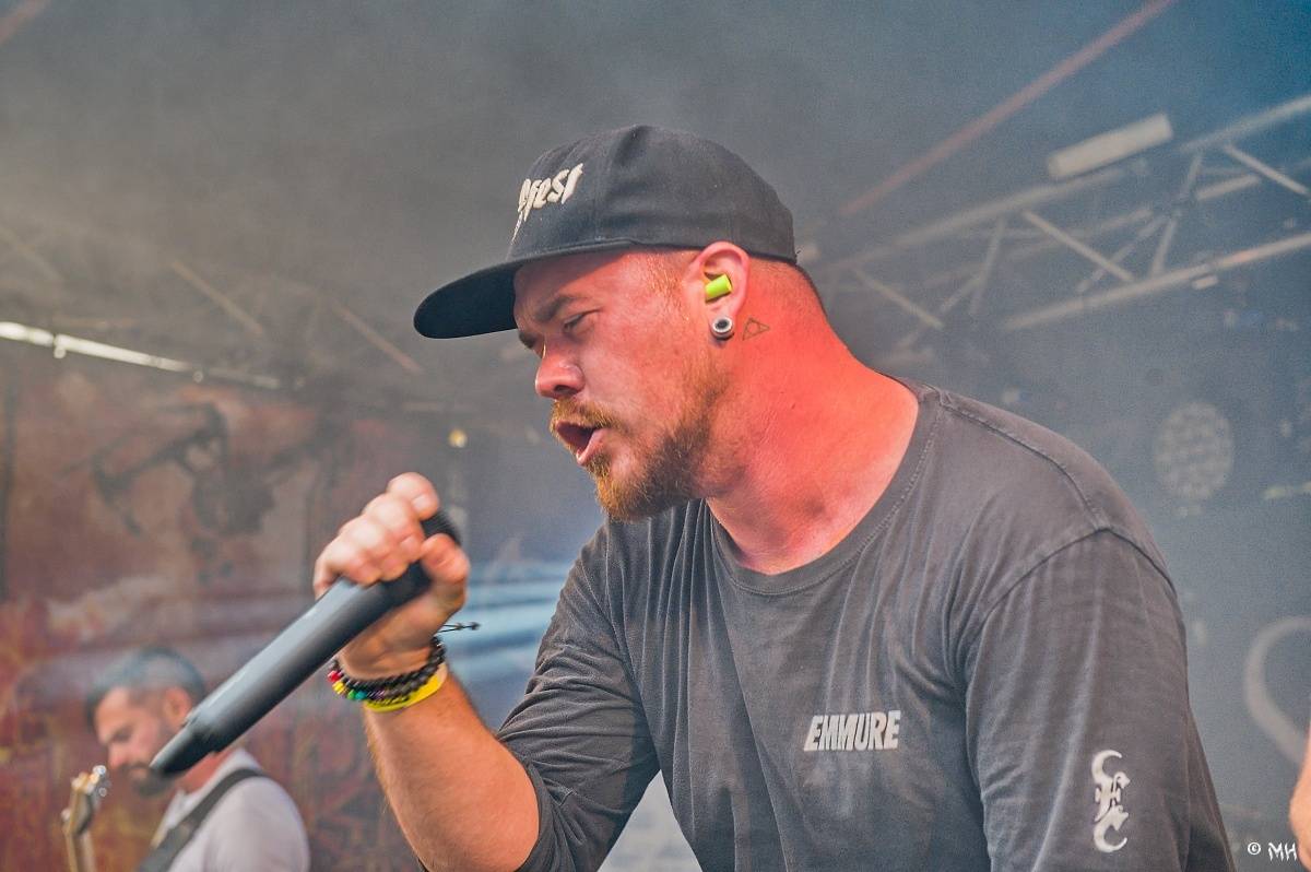 Druhému dni Destroy Festu nepřálo počasí. Metalové fanoušky bavili Sinner Self, Modern Age Dying nebo Pilsentura