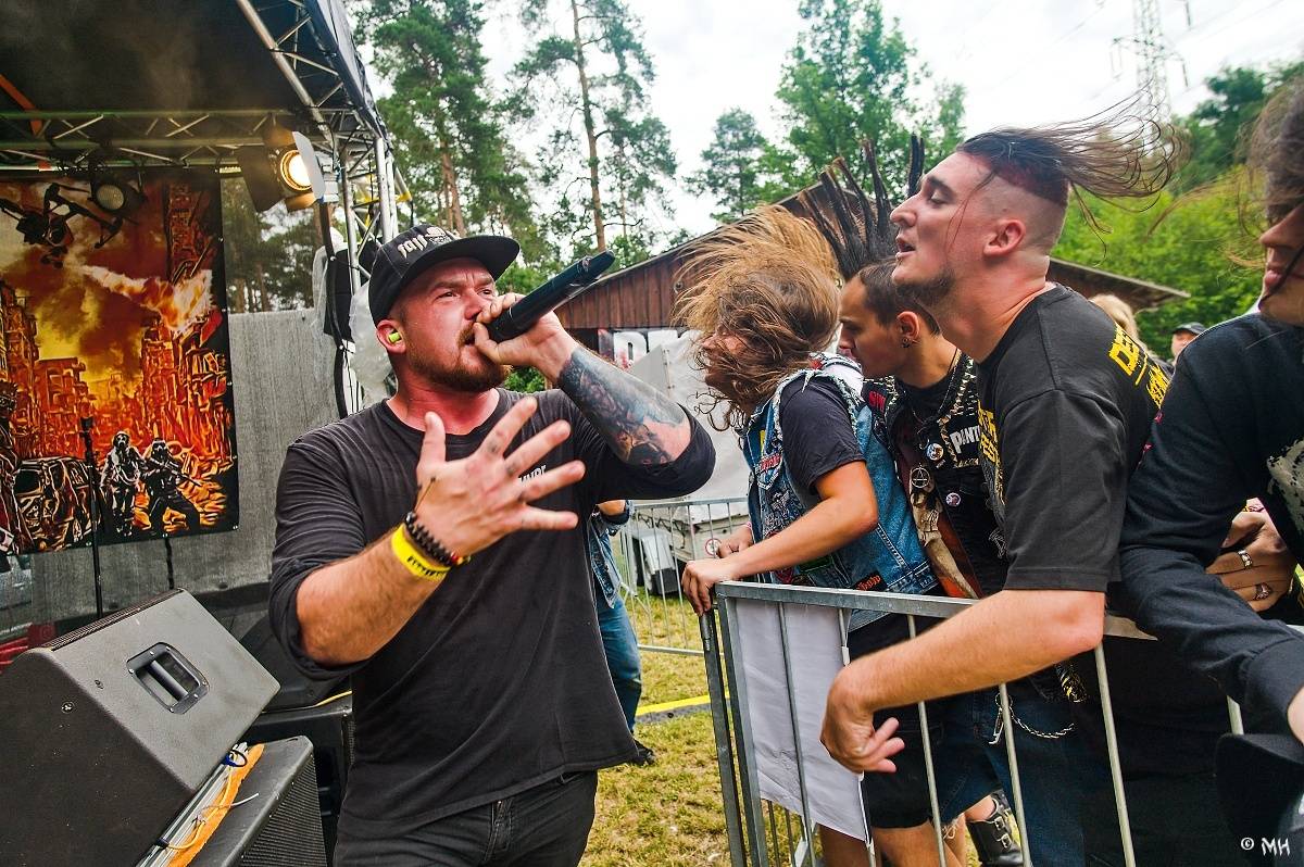 Druhému dni Destroy Festu nepřálo počasí. Metalové fanoušky bavili Sinner Self, Modern Age Dying nebo Pilsentura