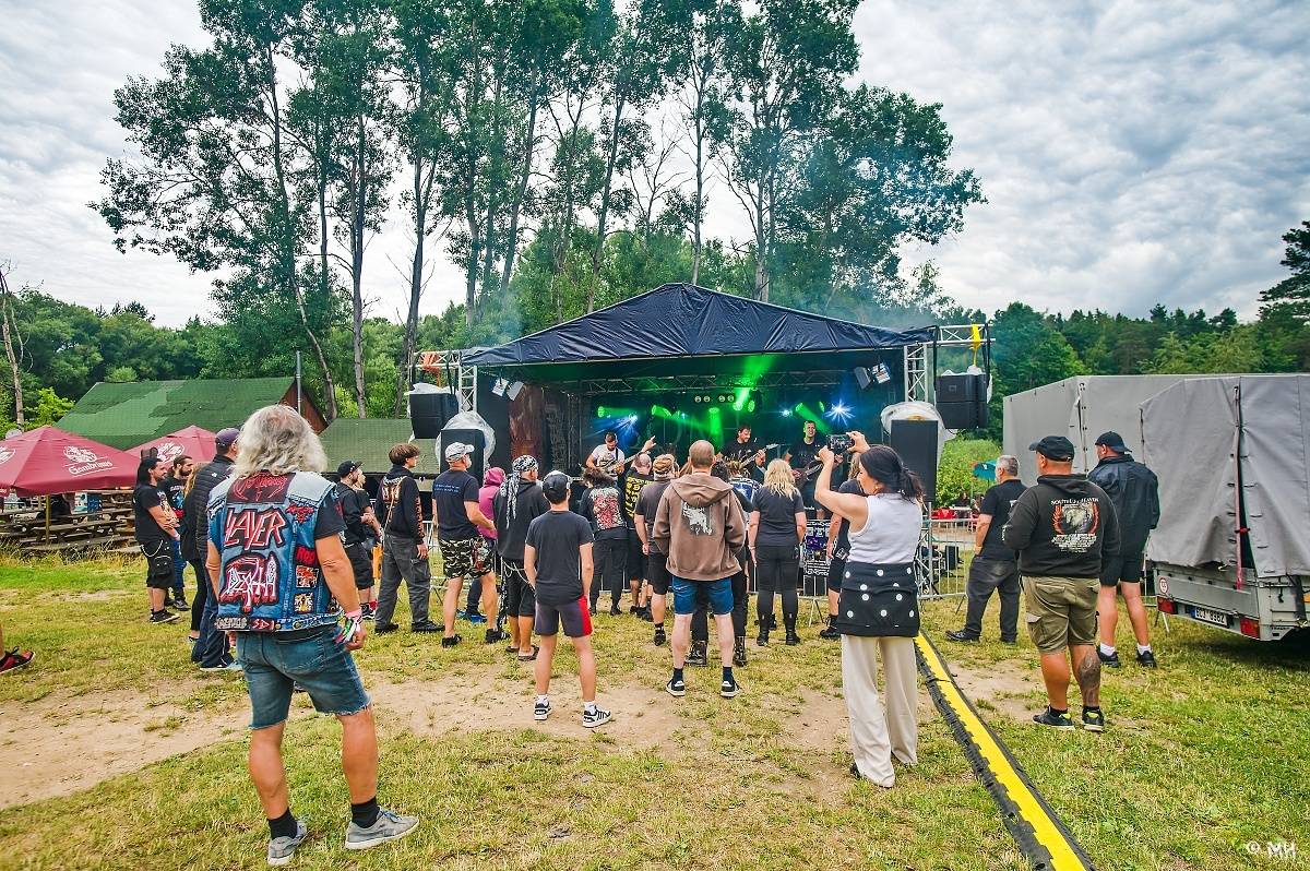 Druhému dni Destroy Festu nepřálo počasí. Metalové fanoušky bavili Sinner Self, Modern Age Dying nebo Pilsentura