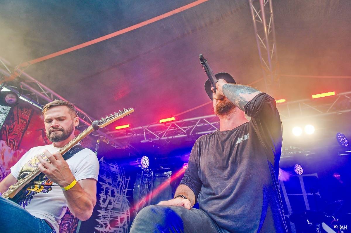 Druhému dni Destroy Festu nepřálo počasí. Metalové fanoušky bavili Sinner Self, Modern Age Dying nebo Pilsentura