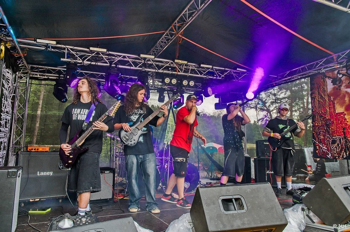 Druhému dni Destroy Festu nepřálo počasí. Metalové fanoušky bavili Sinner Self, Modern Age Dying nebo Pilsentura