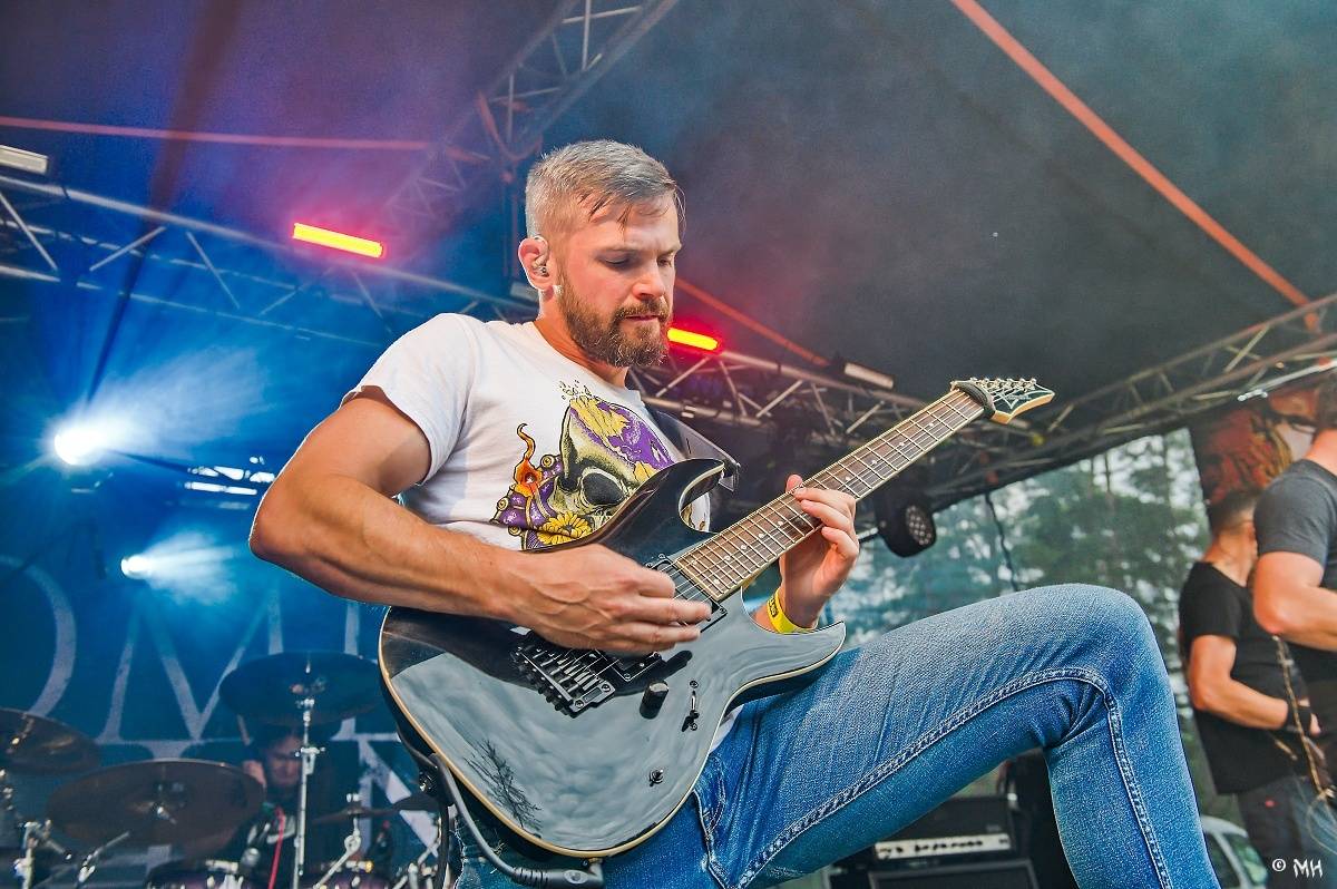 Druhému dni Destroy Festu nepřálo počasí. Metalové fanoušky bavili Sinner Self, Modern Age Dying nebo Pilsentura