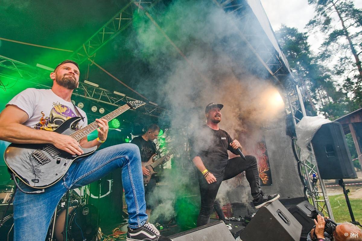 Druhému dni Destroy Festu nepřálo počasí. Metalové fanoušky bavili Sinner Self, Modern Age Dying nebo Pilsentura