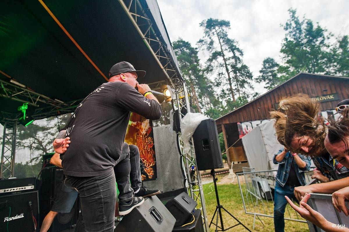 Druhému dni Destroy Festu nepřálo počasí. Metalové fanoušky bavili Sinner Self, Modern Age Dying nebo Pilsentura