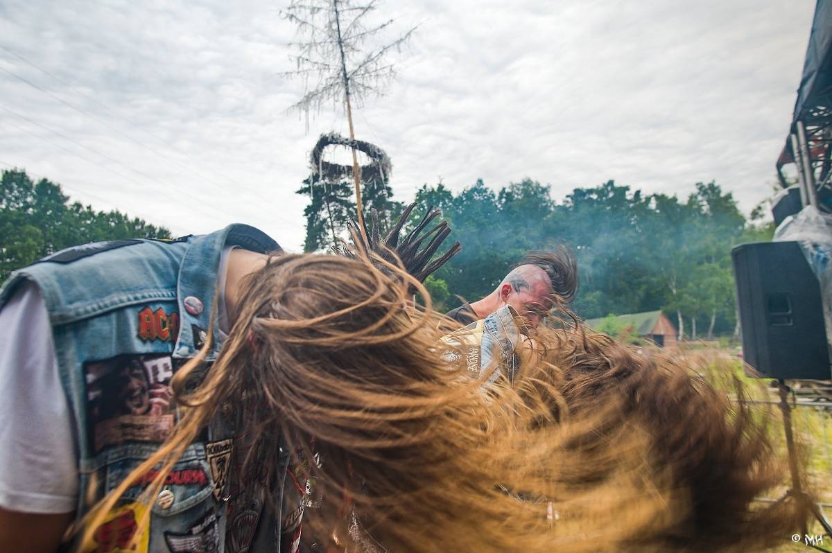 Druhému dni Destroy Festu nepřálo počasí. Metalové fanoušky bavili Sinner Self, Modern Age Dying nebo Pilsentura
