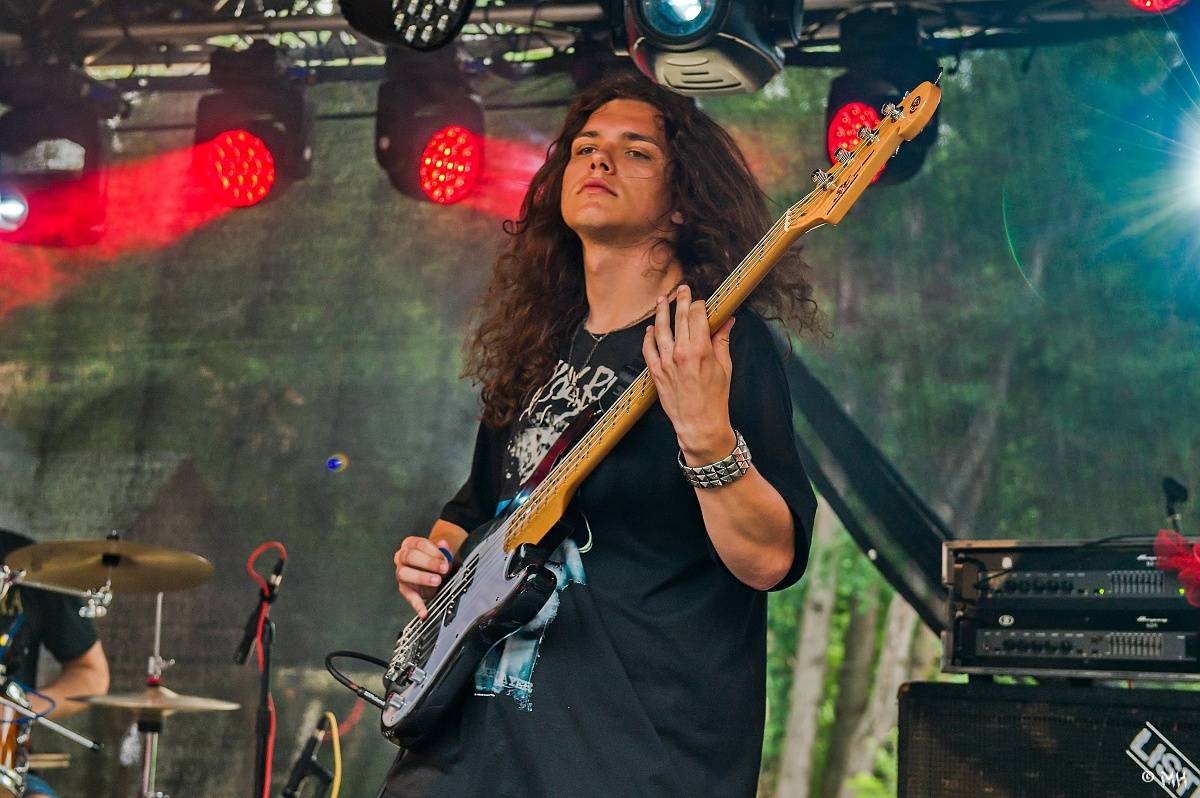 Druhému dni Destroy Festu nepřálo počasí. Metalové fanoušky bavili Sinner Self, Modern Age Dying nebo Pilsentura