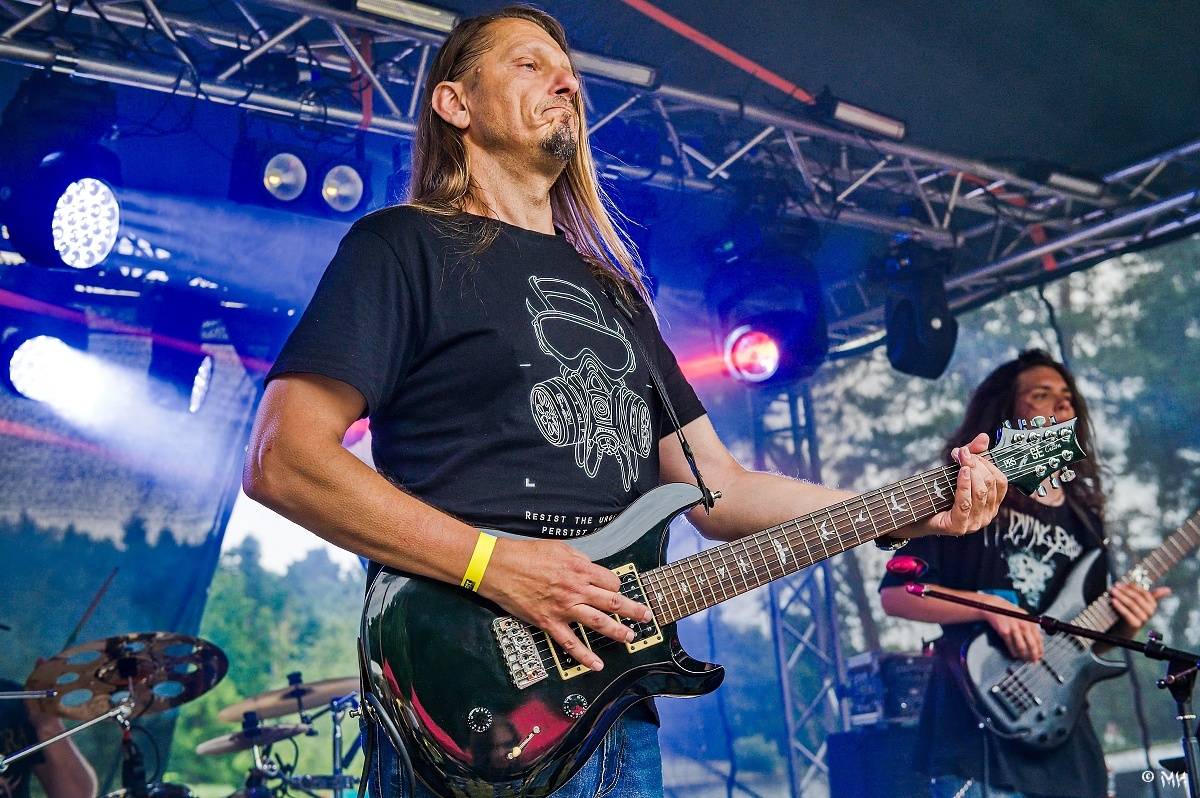 Druhému dni Destroy Festu nepřálo počasí. Metalové fanoušky bavili Sinner Self, Modern Age Dying nebo Pilsentura