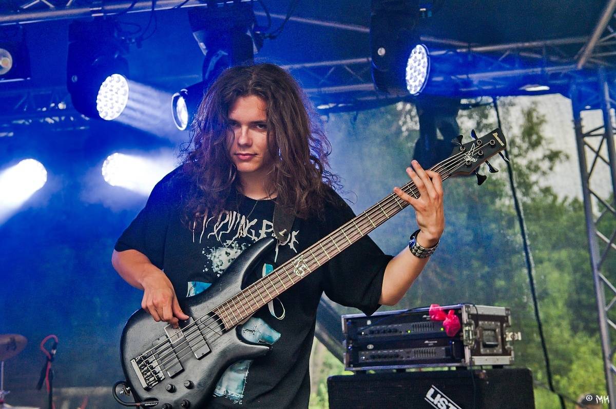 Druhému dni Destroy Festu nepřálo počasí. Metalové fanoušky bavili Sinner Self, Modern Age Dying nebo Pilsentura