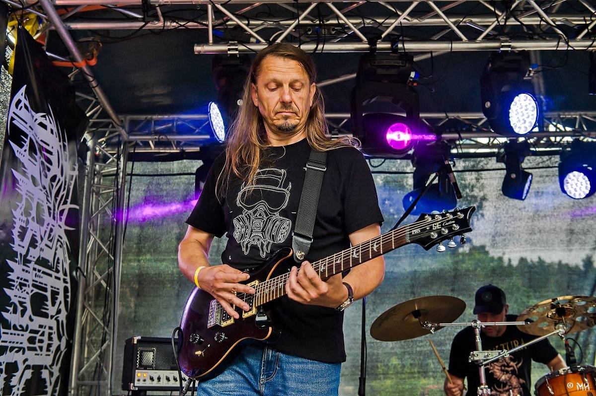 Druhému dni Destroy Festu nepřálo počasí. Metalové fanoušky bavili Sinner Self, Modern Age Dying nebo Pilsentura