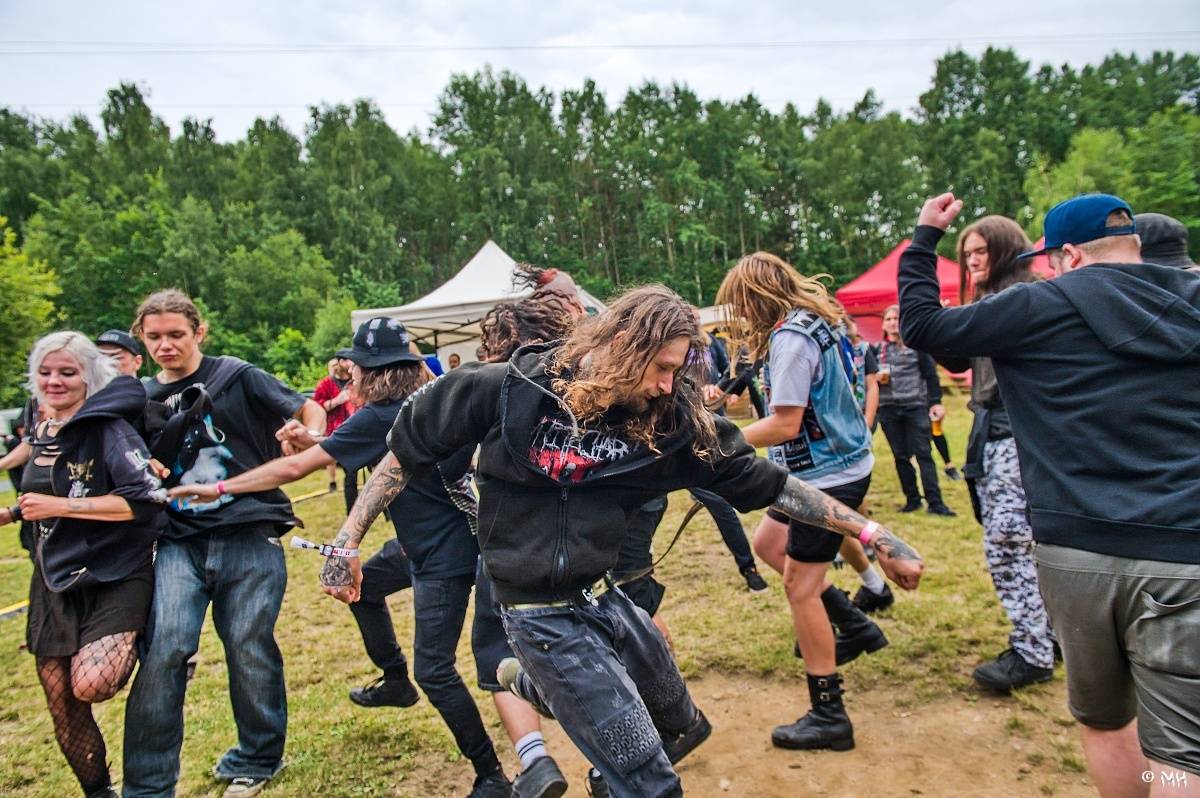 Druhému dni Destroy Festu nepřálo počasí. Metalové fanoušky bavili Sinner Self, Modern Age Dying nebo Pilsentura