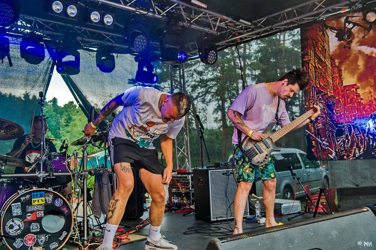 Druhému dni Destroy Festu nepřálo počasí. Metalové fanoušky bavili Sinner Self, Modern Age Dying nebo Pilsentura